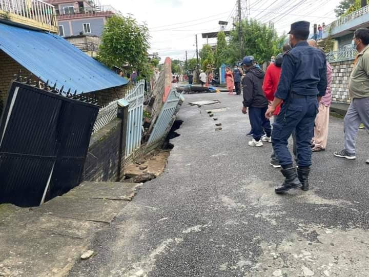 पोखरामा पहिरोमा पुरिएर तीन जनाको मृत्यु, फेरि जमिन भासियो 
